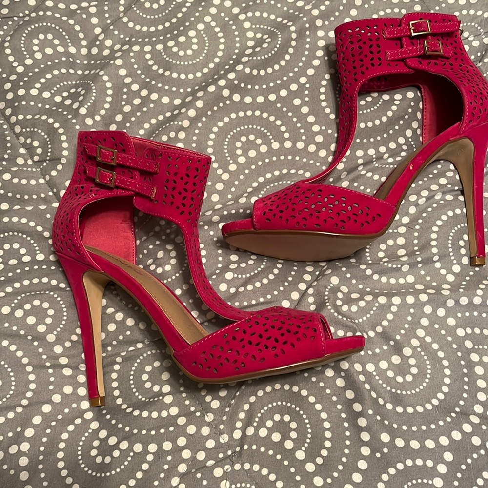 JustFab size 9 Cute & Sexy Hot Pink Suede heel with Gold detail